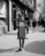 Enfant jouant dans la rue avec sa planche à roulette, Paris 1951 par Gerald Bloncourt