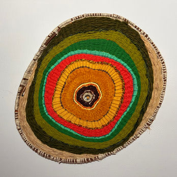 Gemaakt van wilgentakken, een geweven mandala, geïnspireerd op een Goudsbloem.