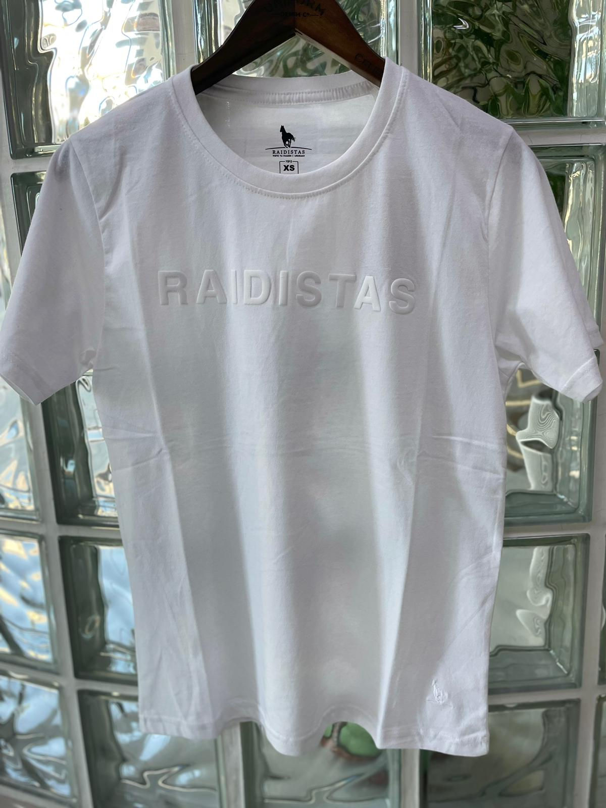 Remera Raidistas lisa con letras en parte delanteras CODIGOLETRAS