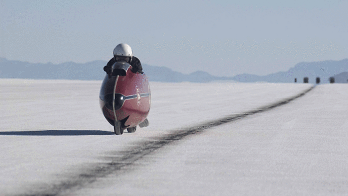 Burt Munro races his custom motorcycle on the Bonneville Salt Flats in an attempt to set a land speed record.