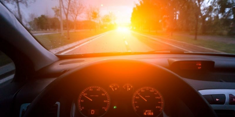 guidare con scarsa illuminazione