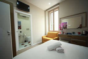 Moderna Camera matrimoniale con letto e divano letto