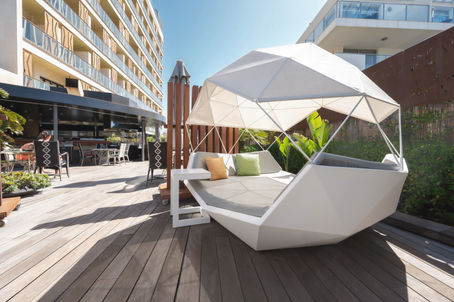 Cama balinesa VONDOM en la piscina de Bohemia Suites & Spa, Gran Canaria