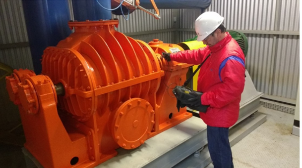 Funcionário da SERVICE realizando suporte