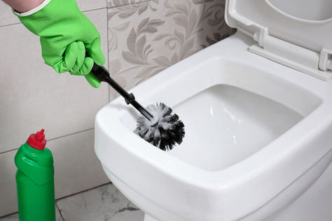 How Does an Expert Bathroom Cleaning Service Address Bacteria and Germ Build-Up?