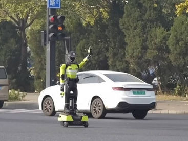 В РК роботы начали следить за безопасностью на вокзалах, а в КНР - регулировать движение и выписывать штрафы 