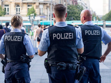 В Берлине полицейского ранили ножом возле участка – подозреваемого отпустили