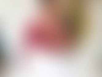 девушка возле компьютера смотрит на лист бумаги