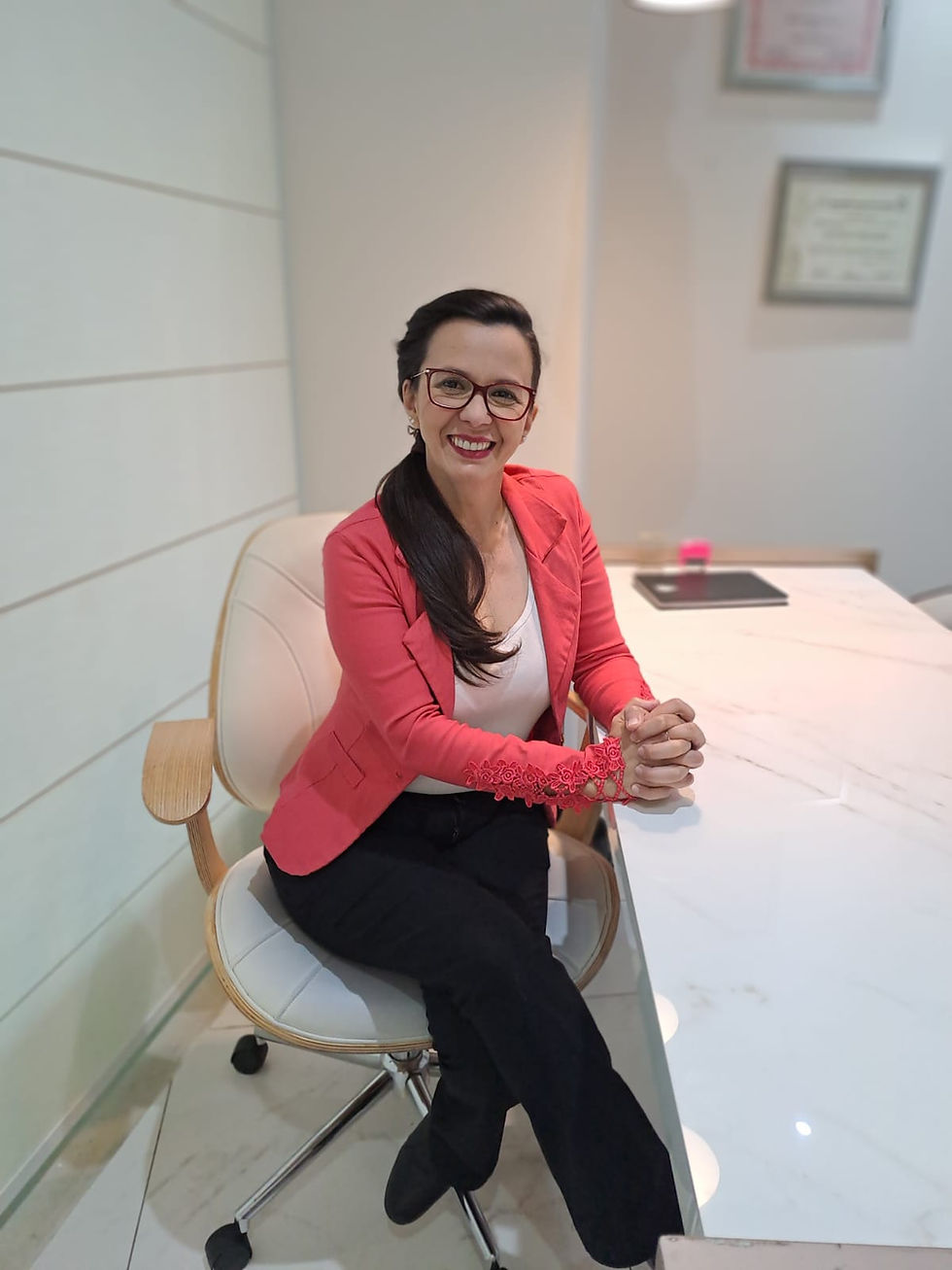 Nutricionista Luciane da Cunha em atendimento nutricional