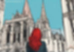 Femme devant la cathédrale de Chartres