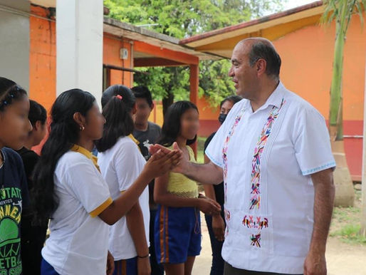 Natividad Castrejón visitó escuelas de la Huasteca.