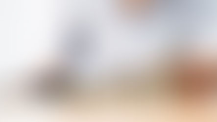 Mann, welcher verschiedene Haufen mit Münzen erstellt, Liquidität in Unternehmen ist wichtig