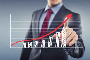 Eine Statistik, bei welcher der Pfeil nach oben zeigt, Mensch im Hintergrund, ist der Umsatz mehr al 100'000 pro Jahr muss MWST bezahlt werden