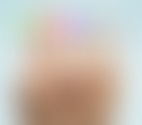 Viele Finger, welche auf den Fingerspitzen Gesichter aufgemalt haben.