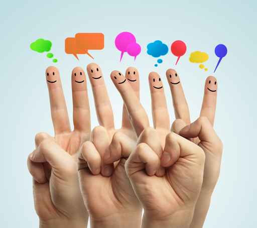 Viele Finger, welche auf den Fingerspitzen Gesichter aufgemalt haben.