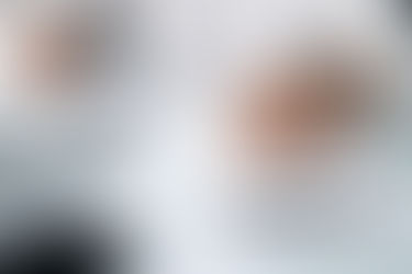 Hände, welche auf einen Taschenrechner tippen und kalkulieren, ob wieviel Ersparnis und Vorteile er mit einem Treuhänder erreicht