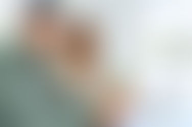 Ein Mann und eine Frau, welche vor einem Laptop sitzen und zufrieden sind. Sie erstellen digital die Buchhaltung und nutzen die Vorteile für eine KMU