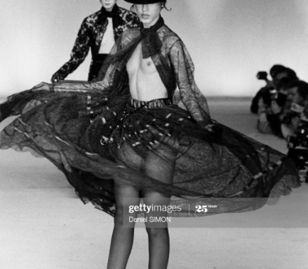 Défilé Kenzo, Prêt-à-Porter, collection Automne/Hiver 1978 à Paris le 10 avril 1978, France. (Photo by Daniel SIMON/Gamma-Rapho via Getty Images)