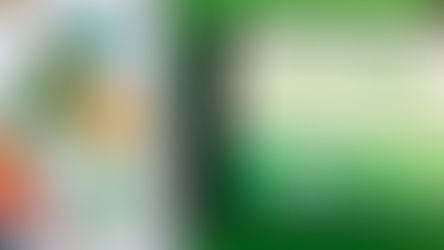 Foto de um caderno aberto sobre umas mesa, com lápis coloridos sobre ele, com o texto "Curso de Extensão Online e Gratuito". Ainda tem um tablet sobre o caderno, com a imagem da logomarca do projeto Mata Atlântica Vai à Escola.