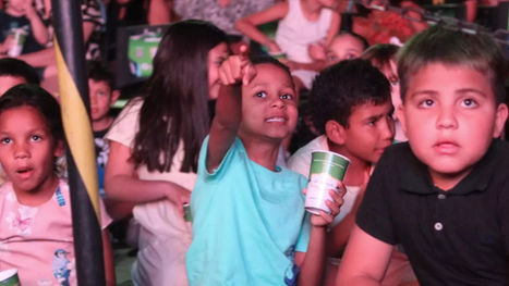 Foto com crianças, de diferentes raças e etnias, olhando para frente, apontando e conversando.