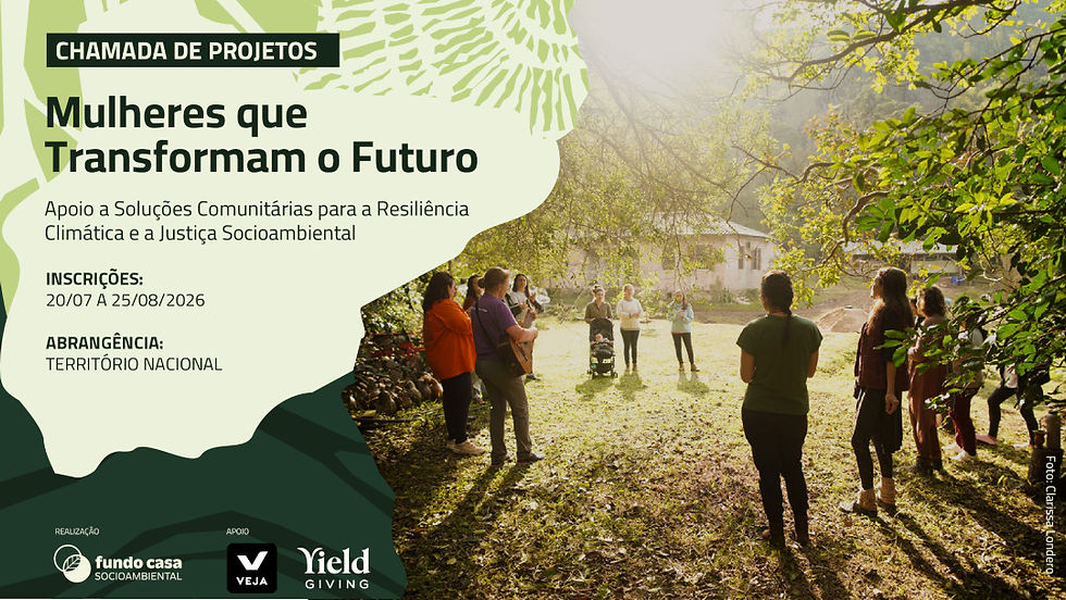 Foto de mulheres em um ambiente rural em roda, conversando.