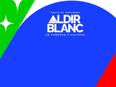 Banner com desenhos geométricos diversos nas cores verde, azul e vermelho, com o texto, em branco sobre fundo azul, "Política Nacional Aldir Blanc de Fomento à Cultura".