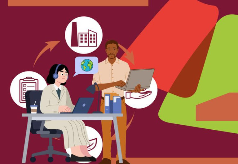 Imagem ilustrativa de negociação de mercado de carbono, com uma mulher, em roupa social, sentada em frente a um computador e um homem negro em pé, a seu lado, segurando um notebook. Ainda tem uma ilustração de fundo com imagens de indústria, uma mão aberta, uma folha e um check list.