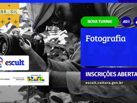 Foto de um fotógrafo negro com a câmera na mão. Ainda tem, sobrepostos, os textos "Fotografia" e "Inscrições abertas".