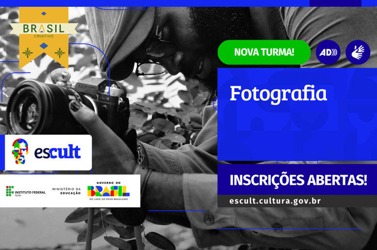 Foto de um fotógrafo negro com a câmera na mão. Ainda tem, sobrepostos, os textos "Fotografia" e "Inscrições abertas".