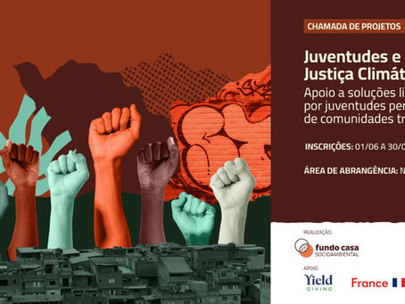 Ilustração de braços esticados para o alto com o punho cerrado, tendo à frente, em menor proporção, conjunto de casas perfiéricas e, ao fundo, muro com graffiti. Ainda tem, à direita, os textos "Juventudes e Justiça Climática", "Apoio a soluções lideradas por juventudes periféricas e de comunidades tradicionais", "Inscrições: 01/06 a 30/06" e "Área de abrangência: Nacional".