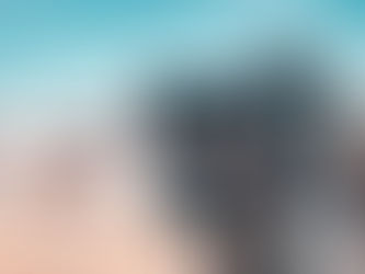 Foto mostra um cenário desfocado ao fundo com uma câmera de vÃdeo em destaque na frente.