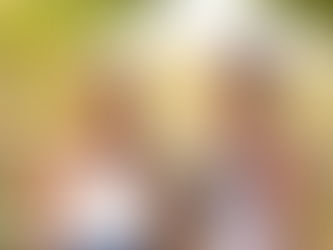 Foto mostra duas mulheres negras sorrindo em frente a uma área verde.