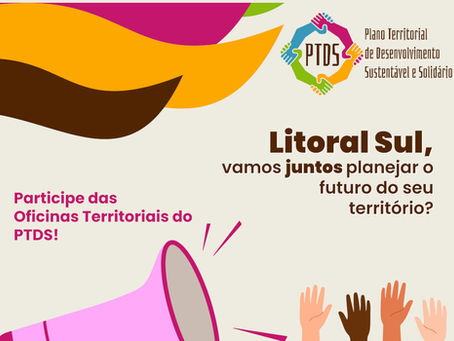 Banner em fundo cinza, com detalhes coloridos, um megafone e mão de diferentes etnias levantadas. Textos: "Participe das Oficinas Territoriais do Plano Territorial de Desenvolvimento Sustentável e Solidário" e "Litoral Sul, vamos juntos planejar o futuro do seu território?".