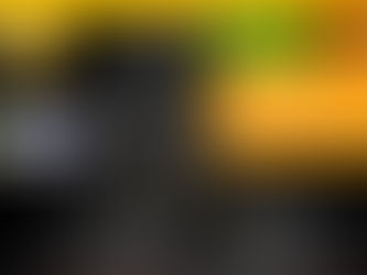 Foto em preto e branco de apresentação artística em palco de teatro e o texto "Novo curso! Plataforma Rede das Artes".