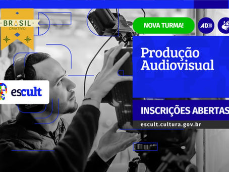 Foto de operador de câmera de vídeo com a sobreposição dos textos "Nova turma! Produção Audiovisual" e "Inscrições abertas".