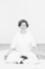 Porträt Toni Anna Weiße Meditationshaltung