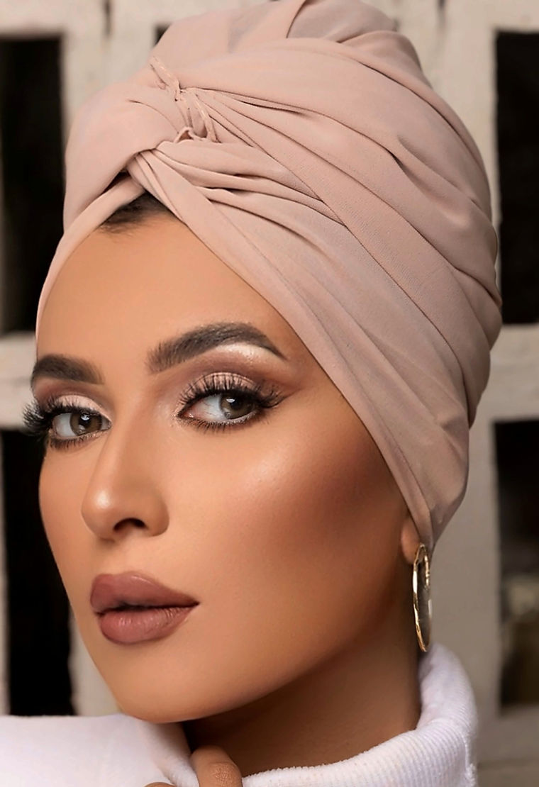 Bronzed evening makeup with a blush turban