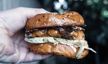 Main tenant un hamburger