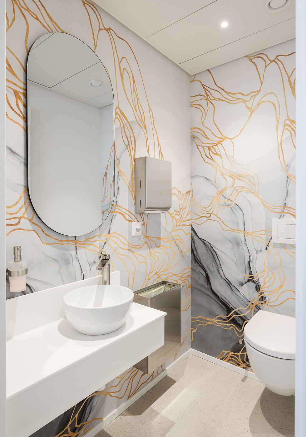 praxisarchitekten- Bad mit Waschbecken und Spiegel Praxis viereck