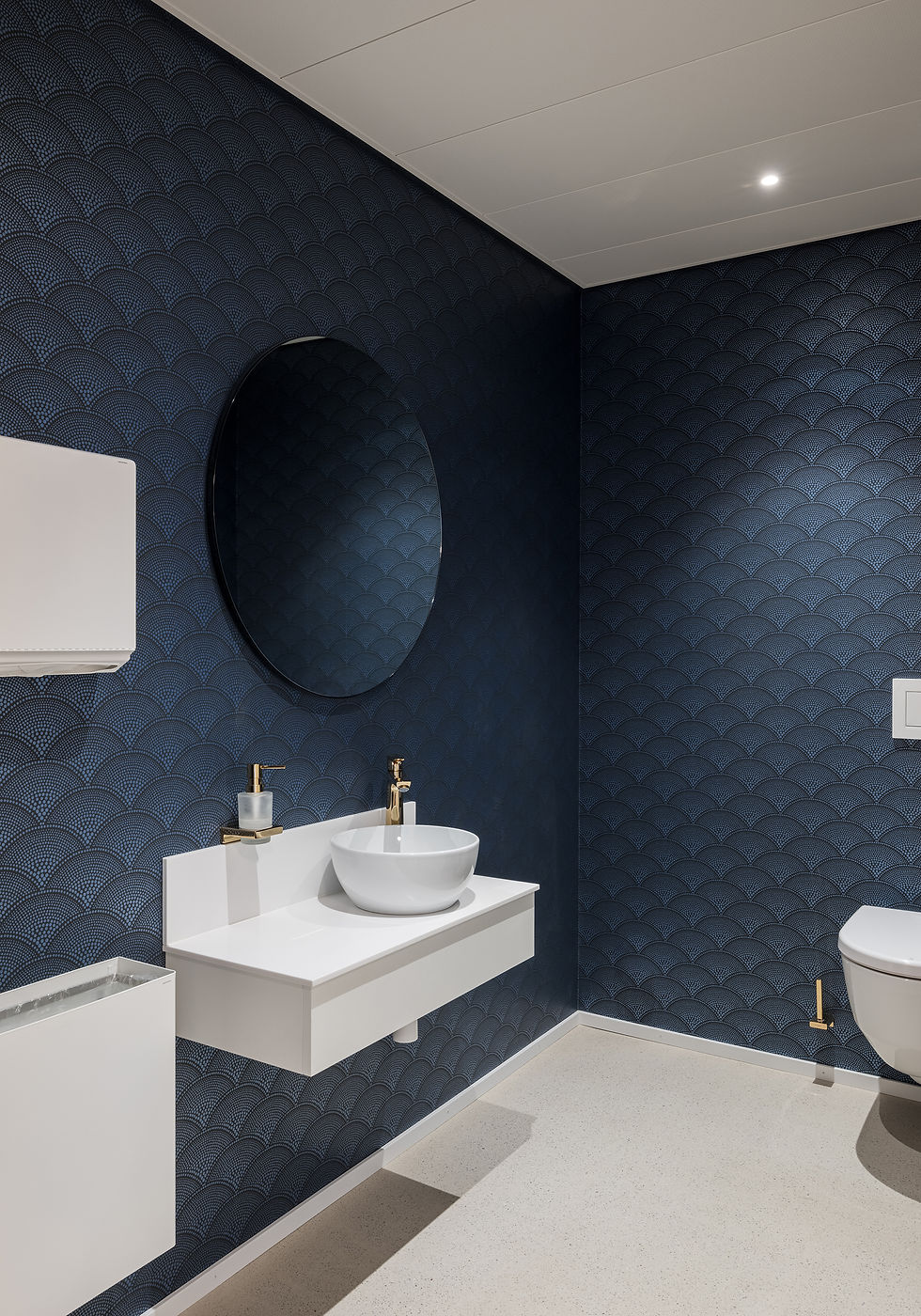 praxisarchitekten- schwarzes Bad mit Waschbecken und Spiegel Praxis viereck