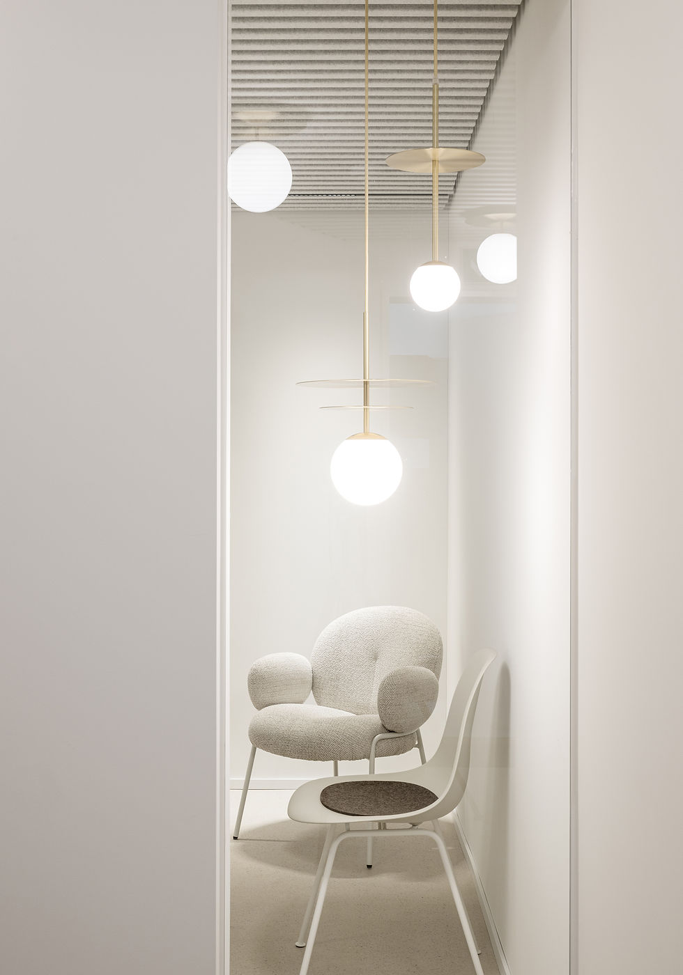 praxisarchitekten- Wartebereich Praxis mit Stühlen viereck-07_klein