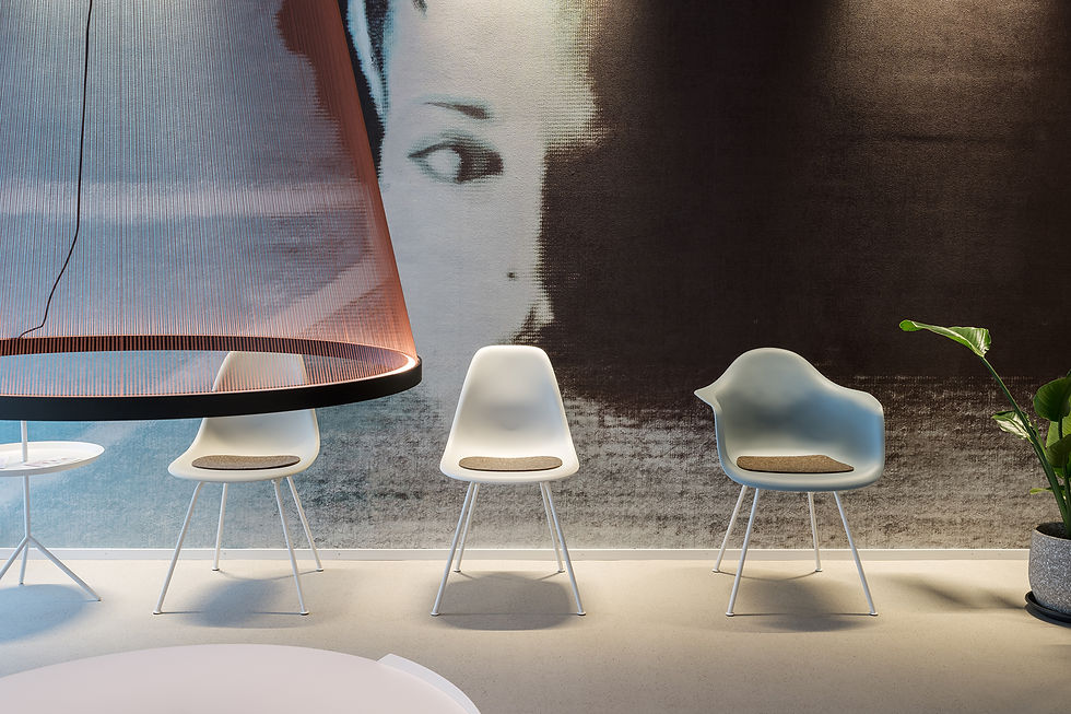 praxisarchitekten-Wartezimmer mit Lampe und Stühlen Praxisviereck-04_klein