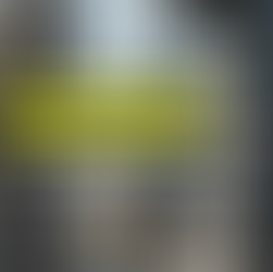 Humanoider Roboter mit Bauhelm und Werkzeug auf moderner Baustelle vor Hochhausgerüst – Symbol für kognitive Automatisierung und KI in der Bauindustrie 2026.