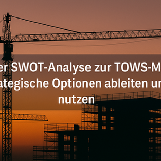 TOWS-Matrix als Strategieinstrument für Bau- und Immobilienprojekte, visualisiert als übersichtliche 4-Felder-Matrix mit Stärken, Schwächen, Chancen und Risiken.