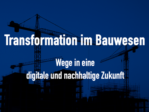 Baustelle mit Kran und Gerüst vor dunkelblauem Hintergrund – Symbol für Transformation im Bauwesen