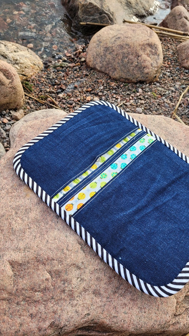 Thumbnail: Interior of Japanese-style zigzag pouch with two pockets