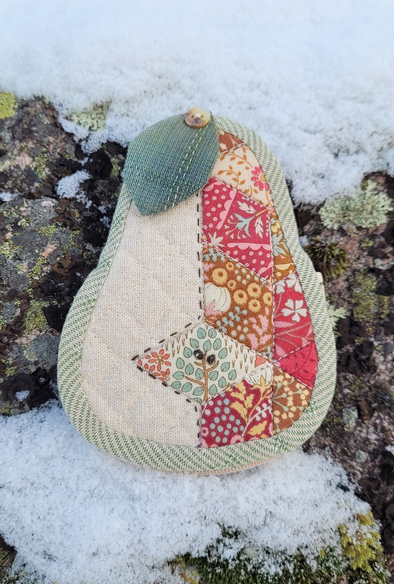Thumbnail: Close-up of Tiny Pear Pouch made with Nordiccrafter sewing pattern