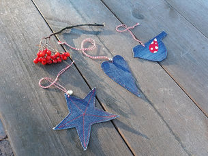 Easy Christmas ornaments from upcycled denim