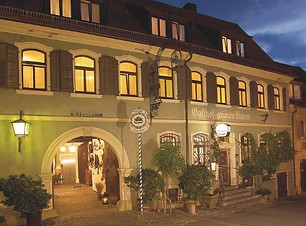 GruenerBaumHausansicht_Nacht.jpg
