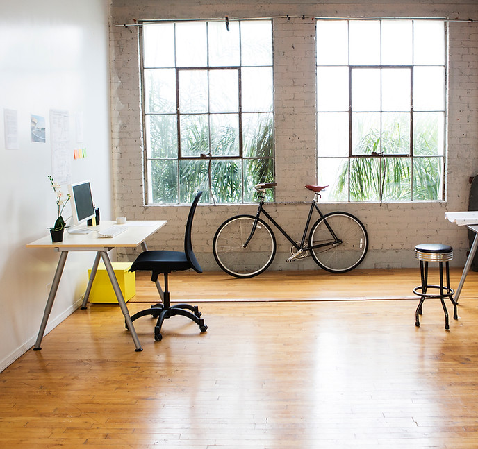 Ufficio moderno con pavimento in legno